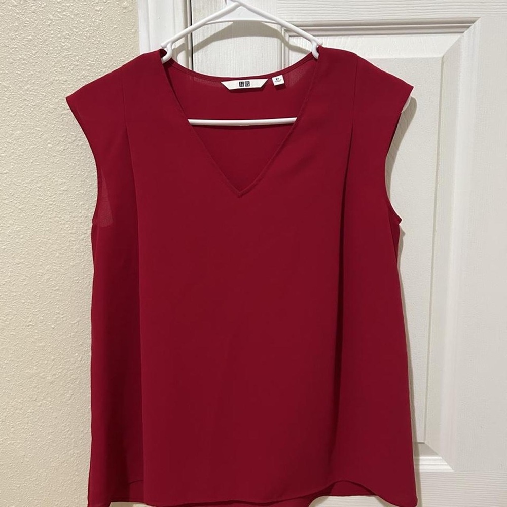 Uniqlo Women's V-Neck Sleeveless Top in Burgundy Red